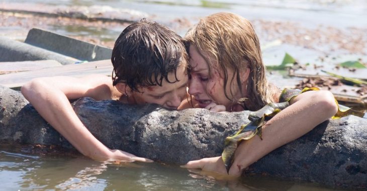 Lucas (Tom Holland) e Maria (Naomi Watts) se reencontram após o impacto das duas ondas gigantescas